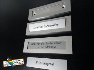 Aluminium naamplaathouder 100x30mm, met een tussen-inschuif plaatje